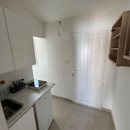Studio Apartment *